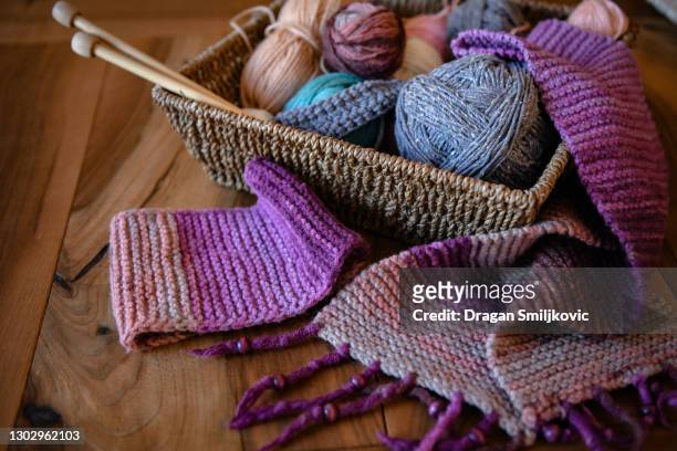 accesorios para tejer en cesta (hilo, agujas) y bufanda - tejido de punto fotografías e imágenes de stock