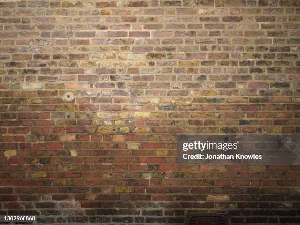 brick wall - brick wall stockfoto's en -beelden