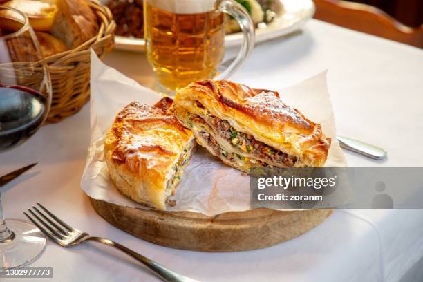 burek met gehakt en andere ingrediënten doormidden gesneden, rustieke plaatsinstelling - meat pie stockfoto's en -beelden