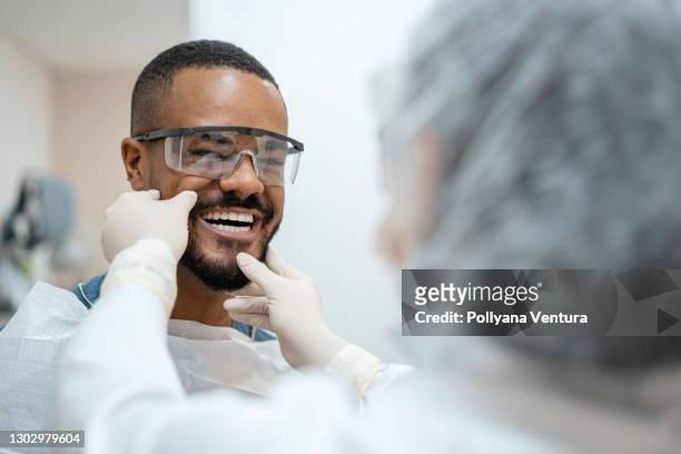 blanqueamiento dental - odontología cosmética fotografías e imágenes de stock