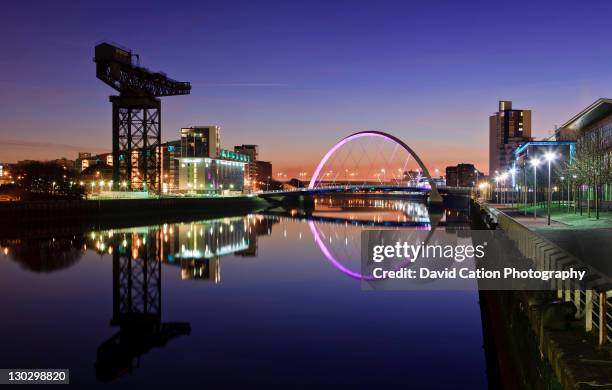 dawn on river clyde - glasgow escócia imagens e fotografias de stock