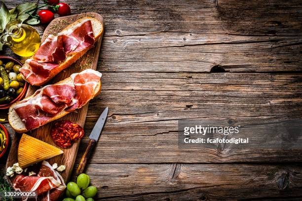 comida española: sándwich de jamón ibérico, bocadillo español de jamón ibérico. copiar espacio - jamón serrano fotografías e imágenes de stock