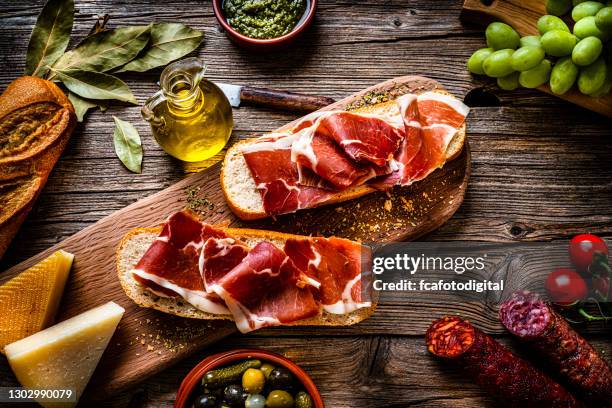 spanische küche: iberico schinken sandwich, spanischer bocadillo de jamon iberico stillleben - lebensmittel trocknen stock-fotos und bilder