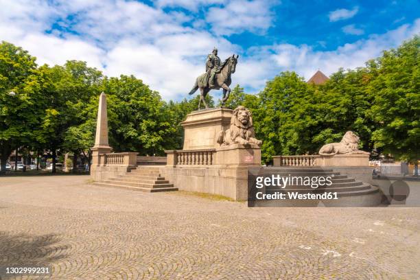 germany, baden-wurttemberg, stuttgart, equestrian statue of kaiser wilhelm i at karlsplatz - memorial kaiser wilhelm stock pictures, royalty-free photos & images