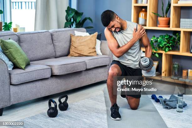 técnica imprópria pode causar muita dor - muscular contraction - fotografias e filmes do acervo