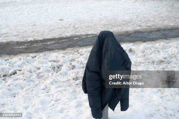 coat on a pole on a snow covered sidewalk. berlin. germany. - objets perdus photos et images de collection