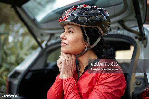 atleta femenina de principios de los años 50 se pone casco de ciclismo - cycling helmet fotografías e imágenes de stock