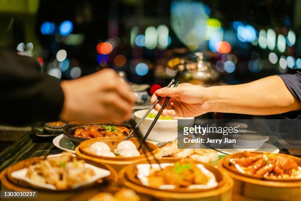 many people are eating guangzhou snacks and evening dining environment - korean food stockfoto's en -beelden