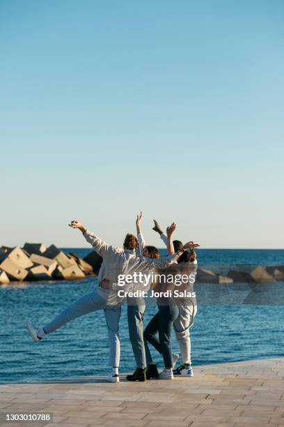 group of young friends in front of the sea - barcelona free stock-fotos und bilder