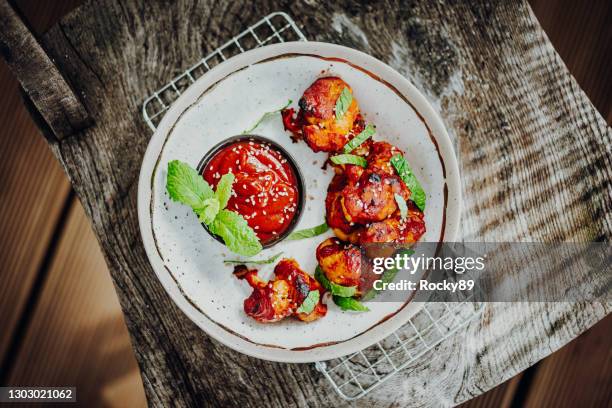 vegan buffalo wings made of cauliflower florets with bbq-sauce - bbq chicken wings stock pictures, royalty-free photos & images