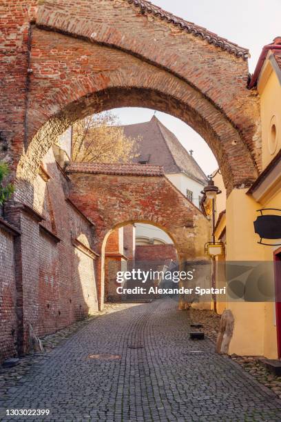 stairs passage (pasajul scarilor) in sibiu, transylvania, romania - sibiu 個照片及圖片檔