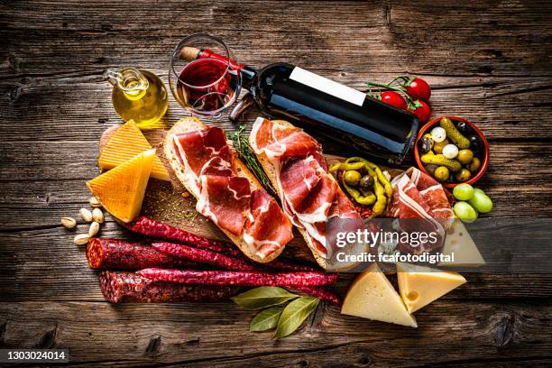 comida española: sándwich de jamón ibérico, bocadillo de jamón ibérico español y vino tinto - queso español fotografías e imágenes de stock