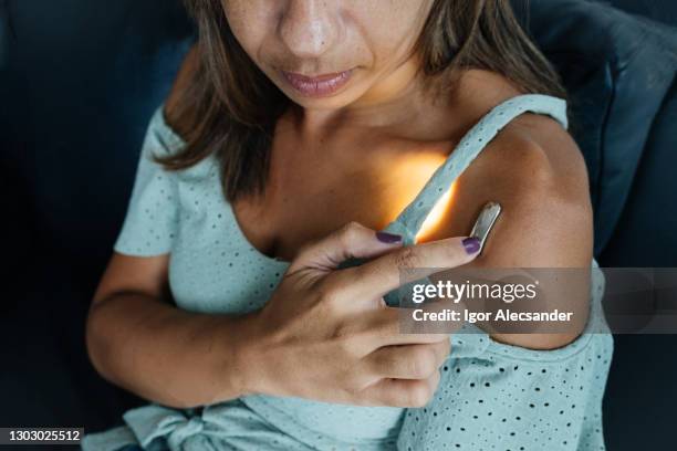 woman initializing a smart bra of the medicine of the future - computador utilizável como acessório imagens e fotografias de stock