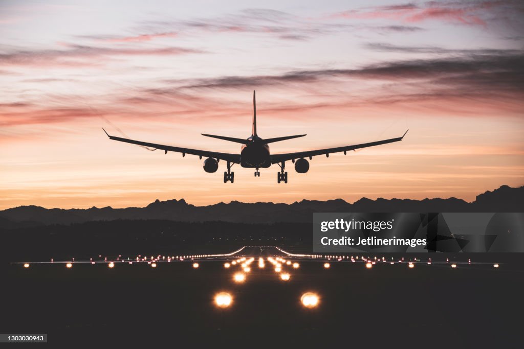 Flugzeug landet bei Sonnenaufgang