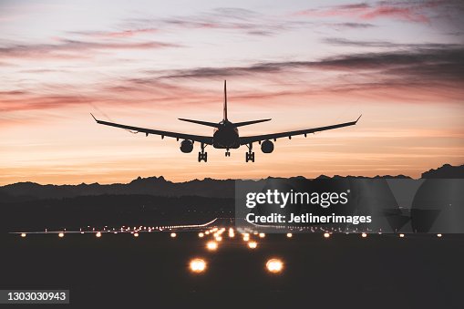 Vliegtuigen die bij zonsopgang landen Vliegtuigen die bij zonsopgang landen