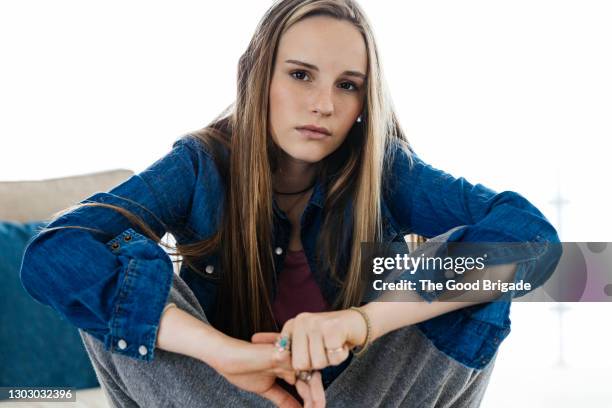 portrait of  thoughtful teenage girl at home - sólo una adolescente fotografías e imágenes de stock