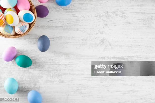 huevos de pascua teñidos sobre el fondo de madera blanca vieja - easter fotografías e imágenes de stock