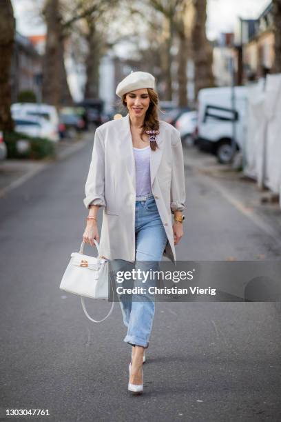 Alexandra Lapp is seen wearing THE FRANKIE SHOP blazer Pernille in nude, vintage beret in off white, ISABEL MARANT tank top in white, LEVIS 501 jeans...