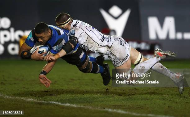 Taulupe Faletau of Bath goes over to score a try as Lewis Ludlow of Gloucester fails to stop him during the Gallagher Premiership Rugby match between...