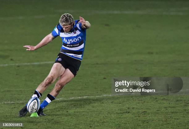 Rhys Priestland of Bath kicks the winning penalty during the Gallagher Premiership Rugby match between Bath and Gloucester at The Recreation Ground...