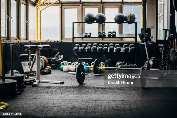 salle de gym vide - poids-et-haltères photos et images de collection