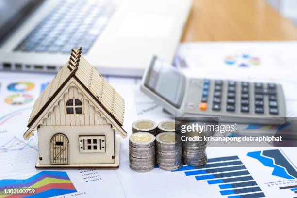 bank calculates the home loan rate,home insurance - huizenmarkt stockfoto's en -beelden