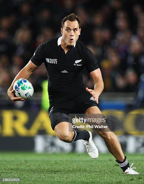 Israel Dagg of the All Blacks runs with the ball during the 2011 IRB Rugby World Cup Final match between France and New Zealand at Eden Park on...