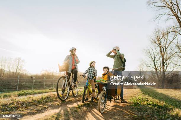 familie auf radtour - radfahren stock-fotos und bilder