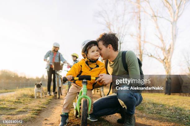 ma première balade à vélo - panier de bicyclette photos et images de collection