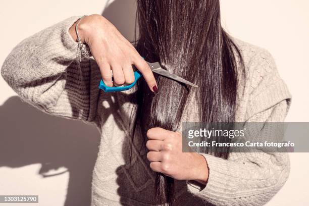 sad woman cutting her hair - cheveux secs photos et images de collection