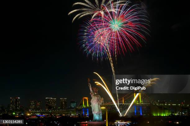 fireworks in daiba - replica statue of liberty odaiba stock pictures, royalty-free photos & images