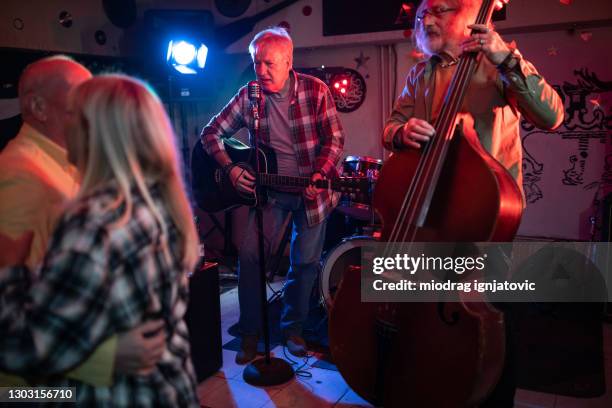 banda de música country tocando em boate - western europe - fotografias e filmes do acervo