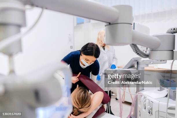 enfermera preparando a una paciente para el examen mamario - seno fotografías e imágenes de stock