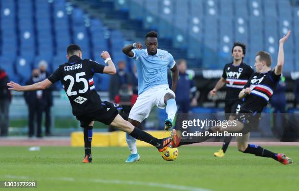 Felipe Caicedo of S.S. Lazio is challenged by Alex Ferrari and Jakub Jankto of U.C. Sampdoria during the Serie A match between SS Lazio and UC...