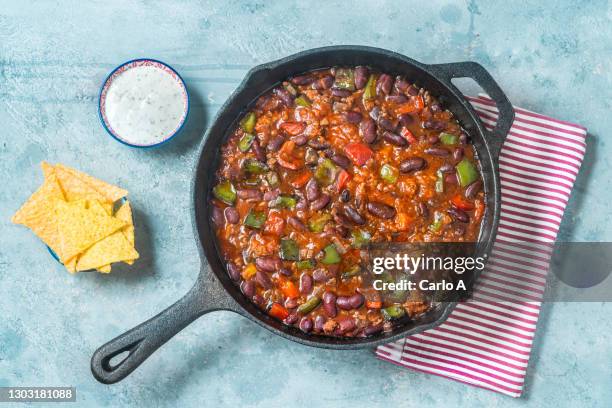 chili con carne in skillet - bowl of chili stock-fotos und bilder