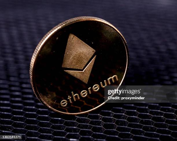 cryptocurrency ethereum munt op eurorekeningen - ethereum stockfoto's en -beelden