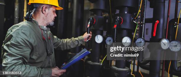 ingenieur die aan computer werkt om het verwarmen en koelen sistems te handhaven - compressor stockfoto's en -beelden