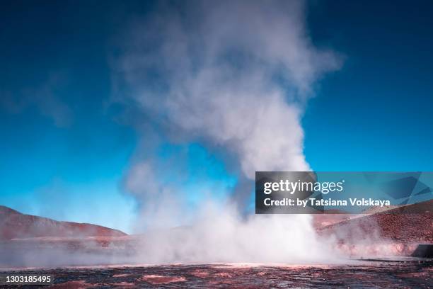 el tatio geyser at sunrise. scenic nature background - san pedro de atacama stock-fotos und bilder
