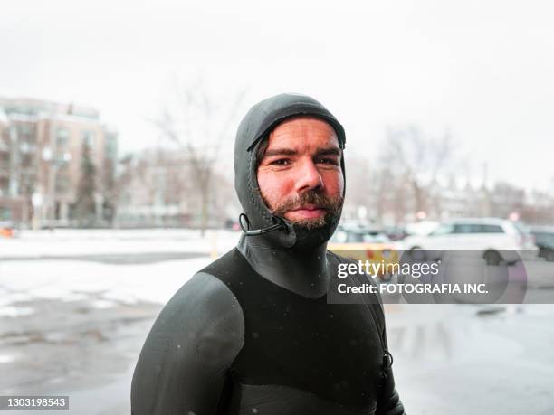 junger mann bereitet sich im winter aufs surfen vor - nur junge männer stock-fotos und bilder