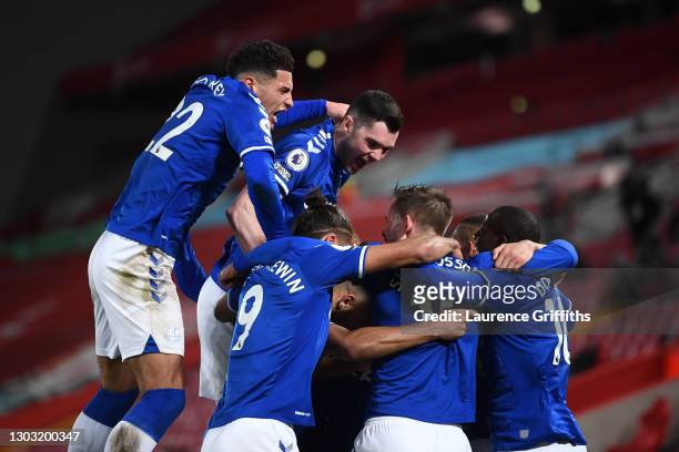 Gylfi Sigurdsson of Everton celebrates with teammates Ben Godfrey, Michael Keane, Dominic Calvert-Lewin and Abdoulaye Doucoure after scoring his...