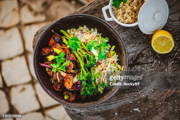ciotola per la colazione asiatica ad alto contenuto proteico con broccoli bimi e seitan - seitan foto e immagini stock