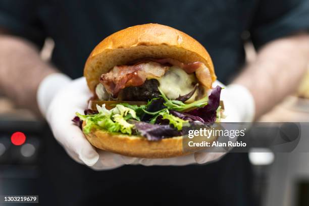 professional chef cooking the perfect burger in a new kitchen. - making a sandwich stockfoto's en -beelden