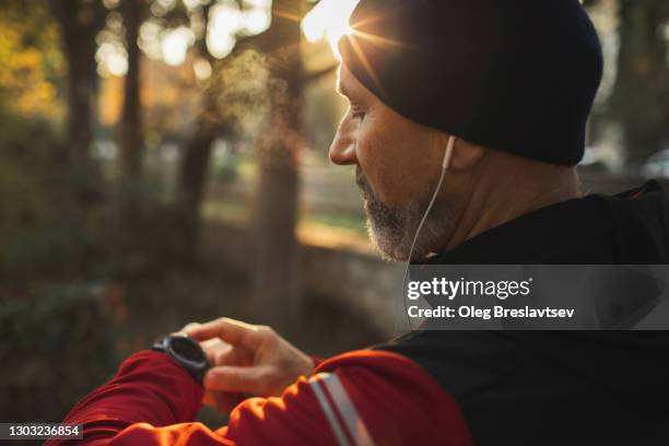 athletic runner start training on fitness tracker or smart watch and looking forward - morning stockfoto's en -beelden