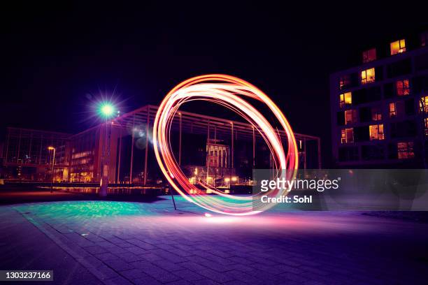 energie in de stad - verlicht stockfoto's en -beelden