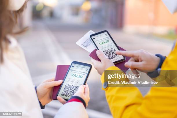 validation du certificat international numérique de vaccination covid-19 - passeport vaccinal photos et images de collection