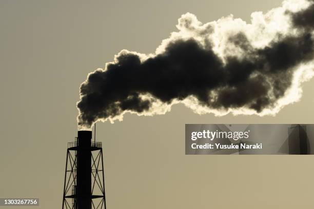 chimney smoke - umweltkatastrophe stock-fotos und bilder