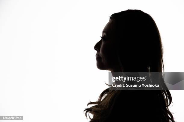 silhouette portrait of a man and a woman - tegenlicht stockfoto's en -beelden