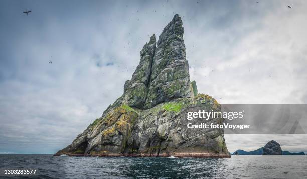 dramatische felsige insel ozean seevogel kolonie panorama st kilda schottland - st kilda stock-fotos und bilder
