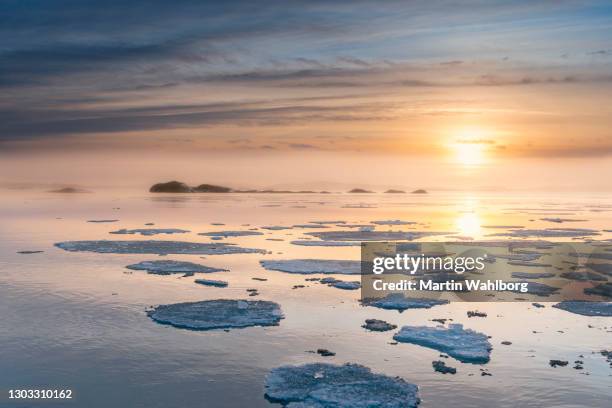 zweedse kustlijn de winterzonsondergang - winter and sun stockfoto's en -beelden