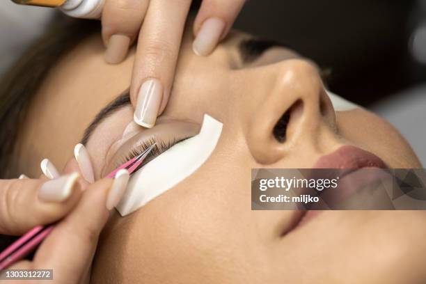 traitement de lamination des cils dans le salon - soulever photos et images de collection